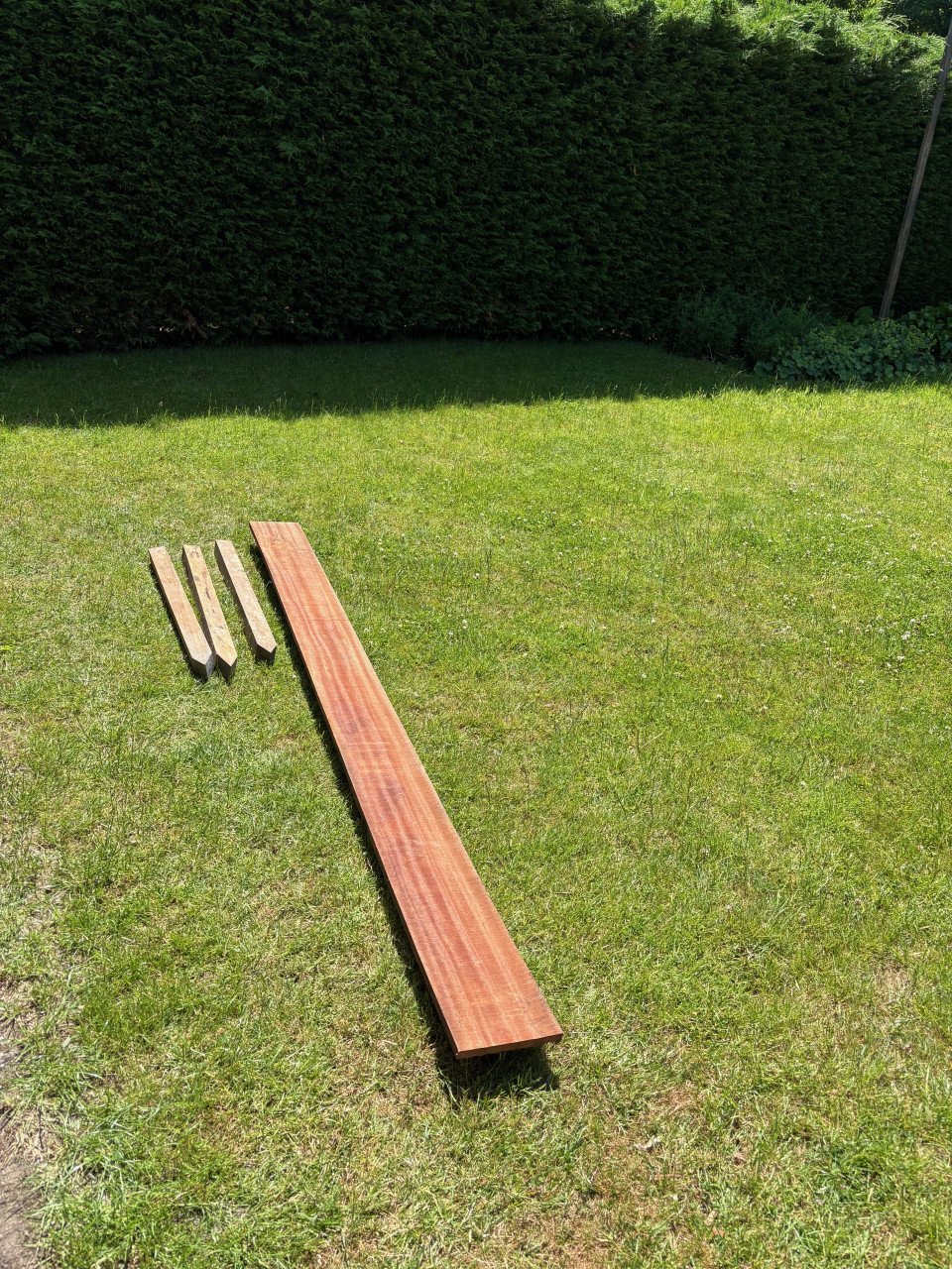 Hardhouten plank en hardhouten palen