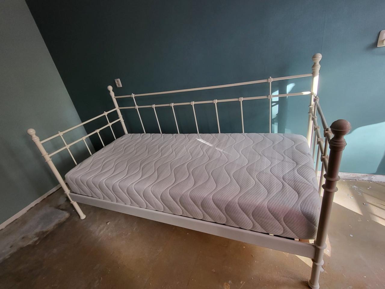 Mooi romantisch wit metalen bed