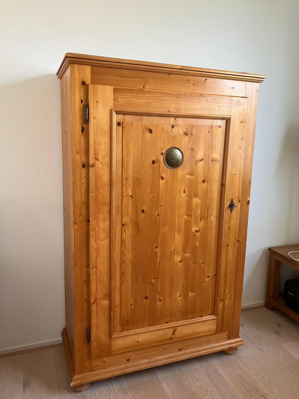 Massief grenen blank gelakte Spek kast in uitstekende staat handgemaakt