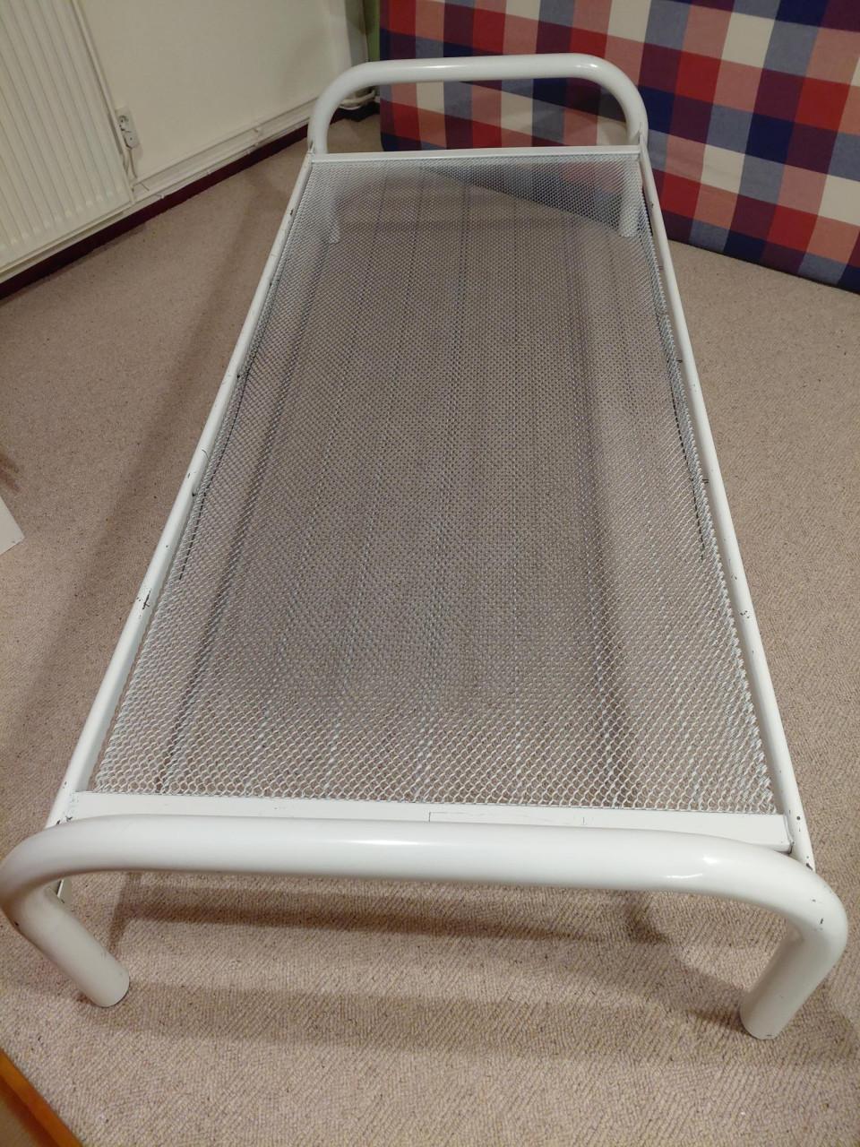 GRATIS af te halen:2 éénpersoons bedden 80 x200