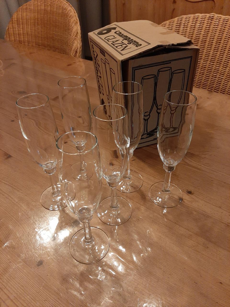 6 CHAMPAGNE GLAZEN - NIEUW IN DE DOOS - DIA 4,3 CM - HG 20 CM .
