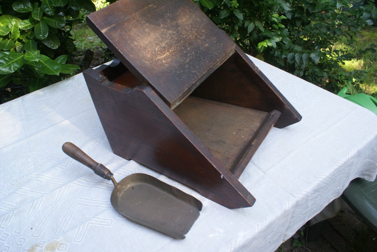 Houten kolenbak met schep