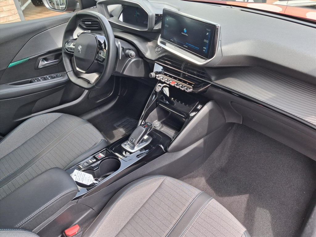 Peugeot 208 1.2 puretech 100pk eat8 allure pack | navi | bt | parkeersens. 