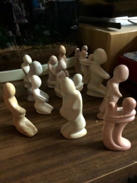 34 speksteen beeldjes uit kenya handmade
