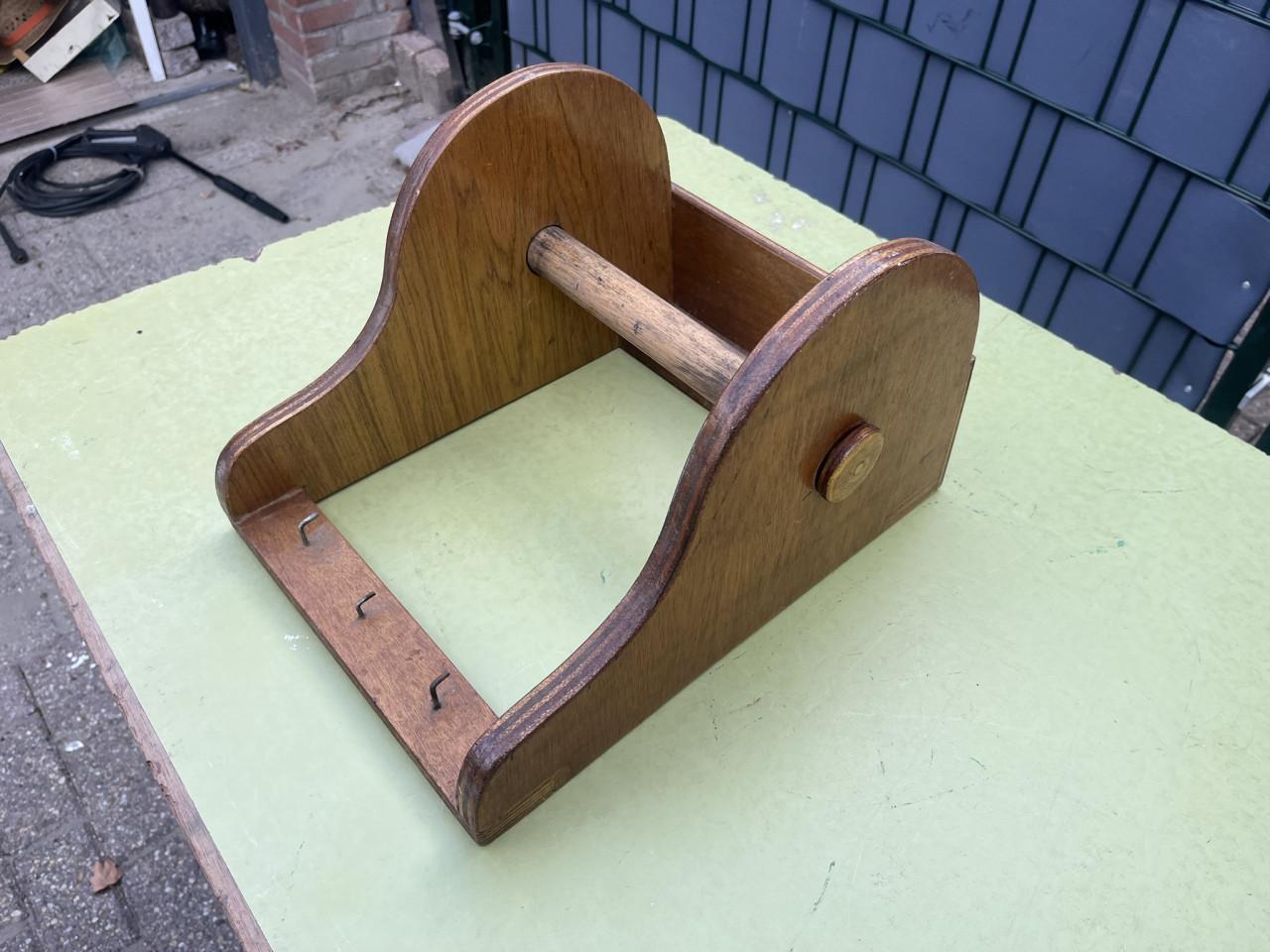 Rolhouder van hout met haakjes
