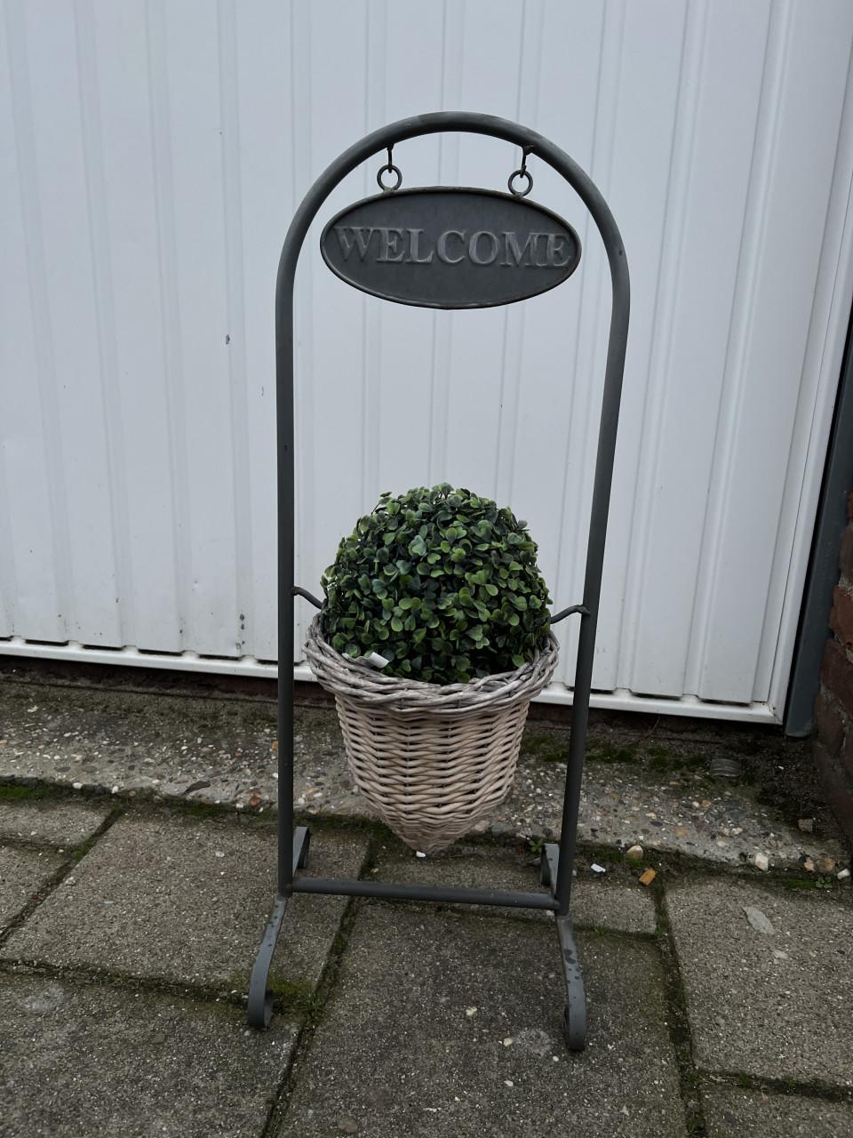 Bloemenmand met Welcome bordje
