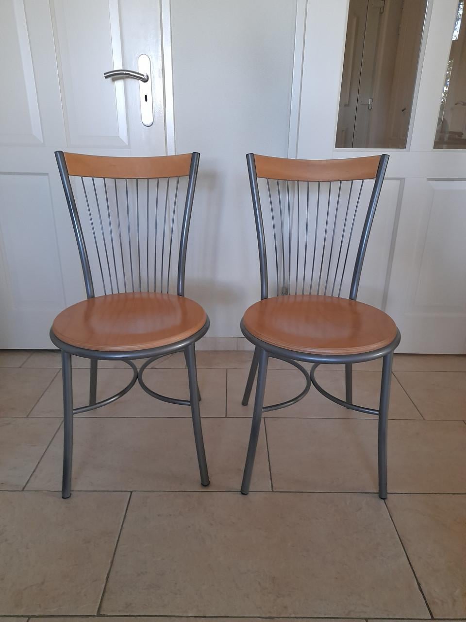 2 leuke stoeltjes (in goede nette staat )