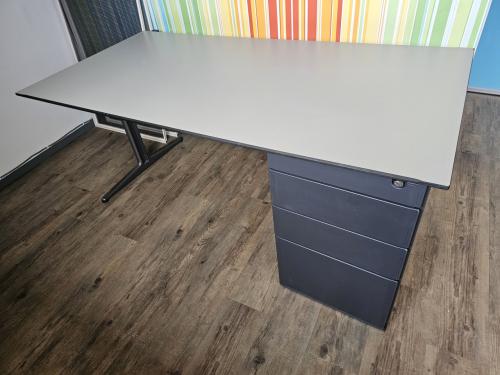 Functioneel bureau met ladenblok