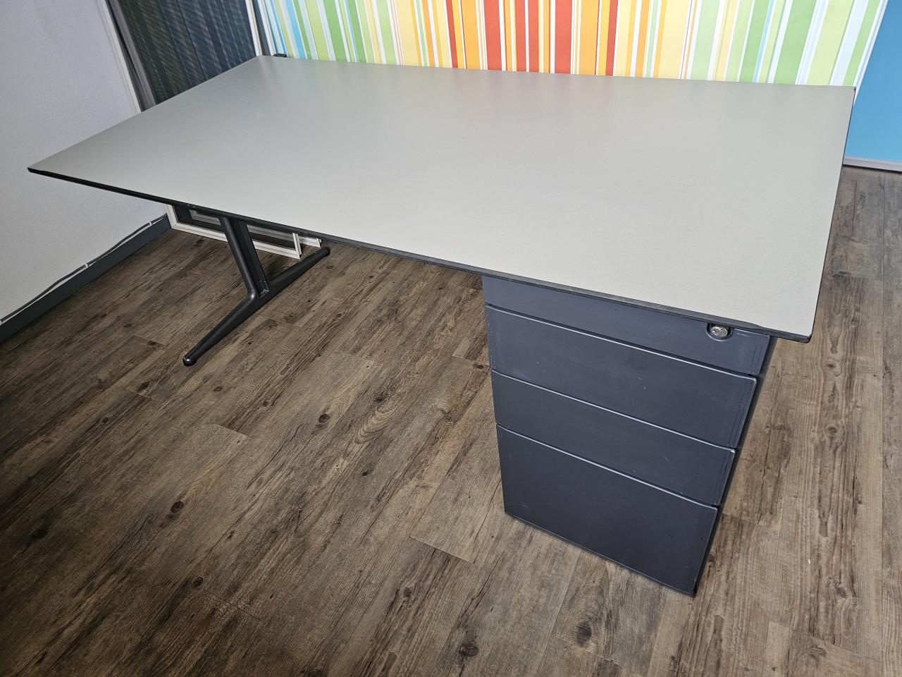 Functioneel bureau met ladenblok