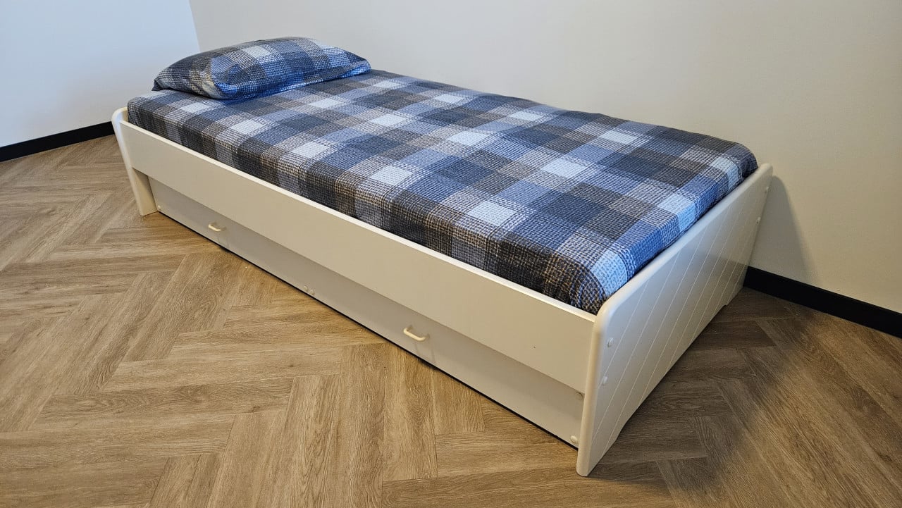 Onderschuif bed ( lade op wielen ) inclusief matrassen