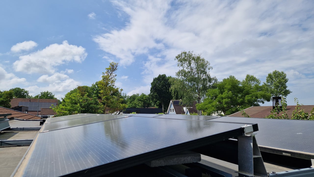 COMPLETE SET van 14 ZONNEPANELEN + OMVORMER + OPTIMIZERS + MONTAGESYSTEEM
