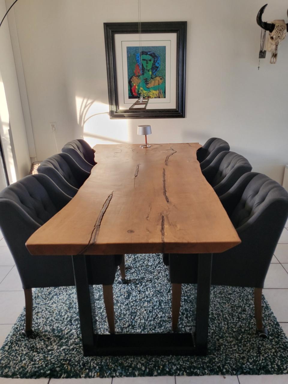 Robuuste unieke tafel met stoelen