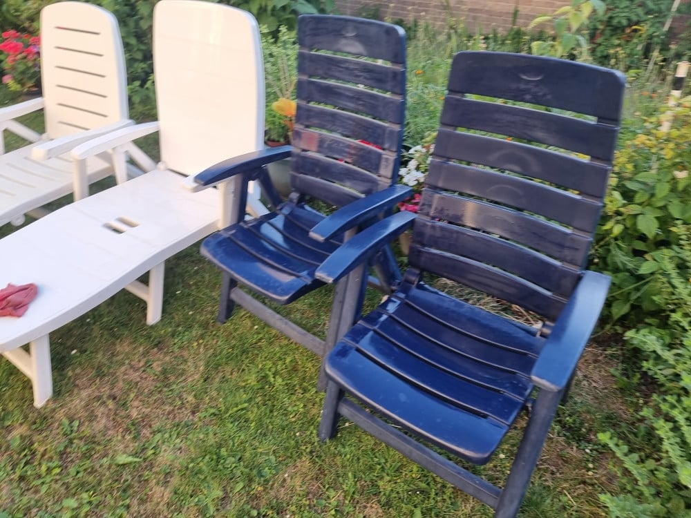 2 tuinstoelen 2 ligstoelen kunststof verstelbaar inklapbaar ligbed