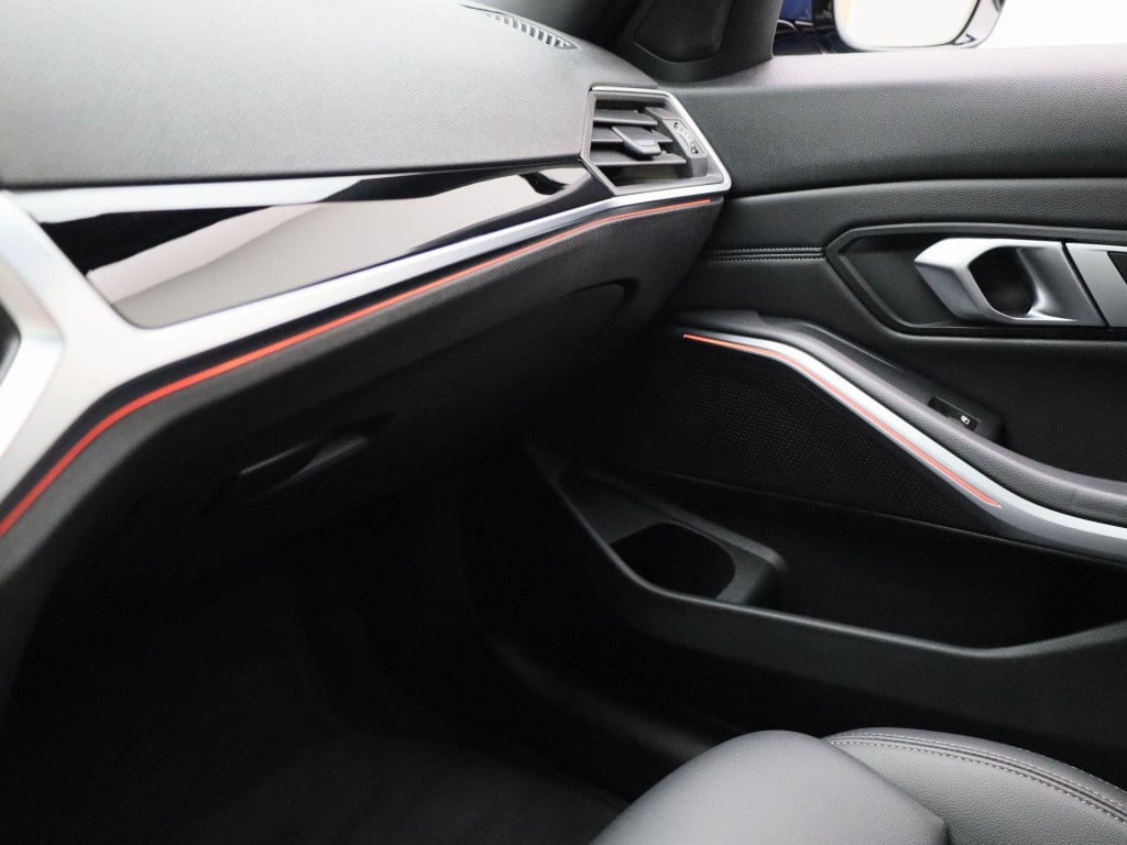 BMW 3-serie 318i business edition | automaat | lmv | half leder | virtual c