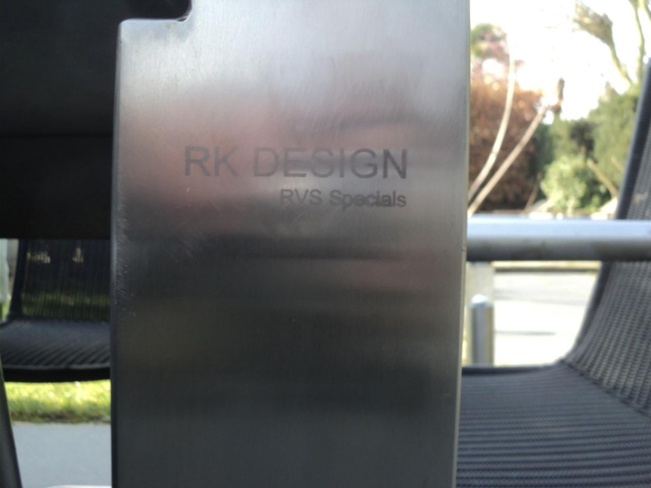 Prachtige RVS tafel met  graniet blad en 10 RVS stoelen