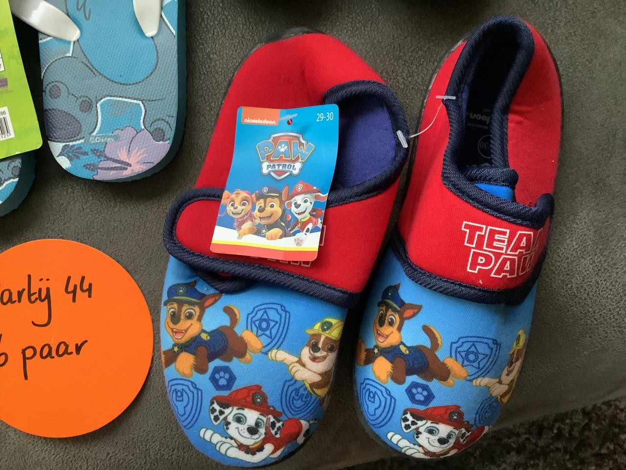 Partij Disney Stitch slippers, en Paw Patrol slofjes.  ( partij 44)