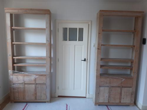 Twee handgemaakte steigerhouten boeken- en opbergkasten