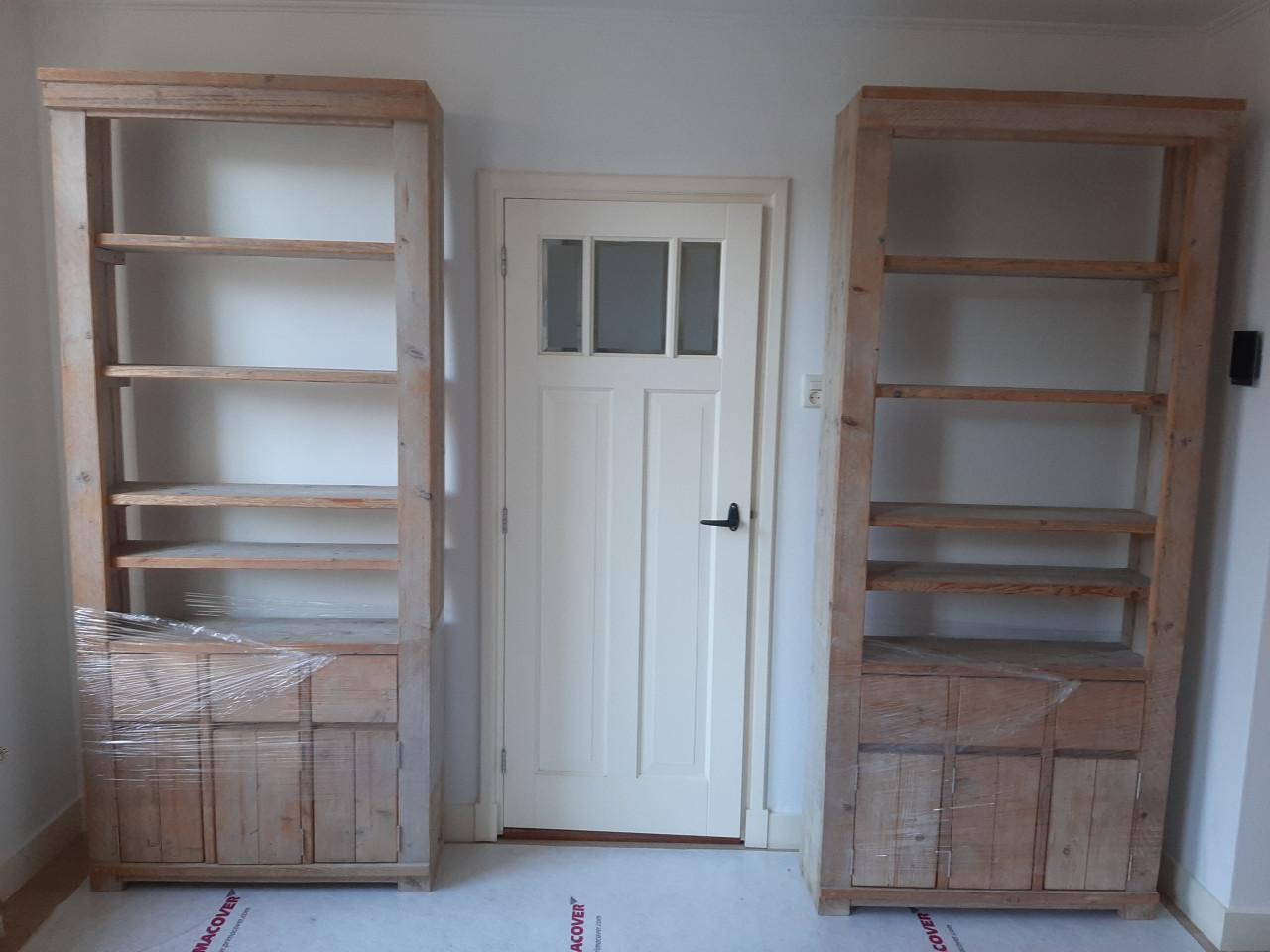 Twee handgemaakte steigerhouten boeken- en opbergkasten