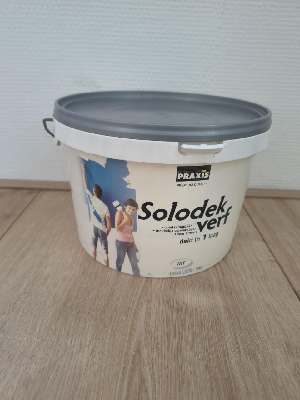 Diverse soorten verf, lak, latex, muurverf, tuinbeits, tuinverf. Zie foto's