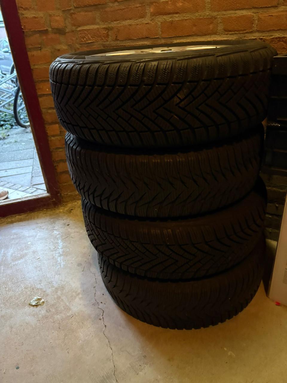 VW Polo Winterbanden Vredestein 185/60 R15 Aluminium Velgen