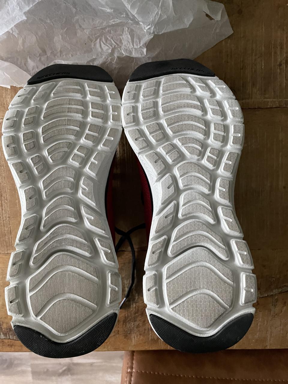 Nieuwe rode skechers