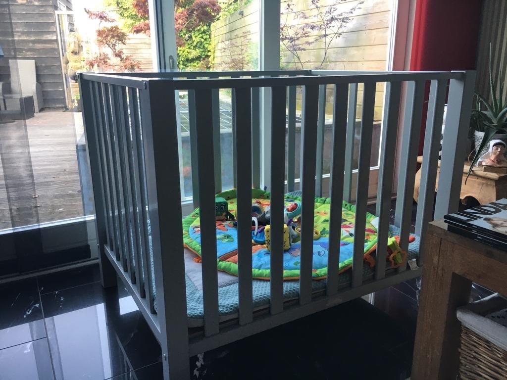 Licht grijze box incl. boxkleed