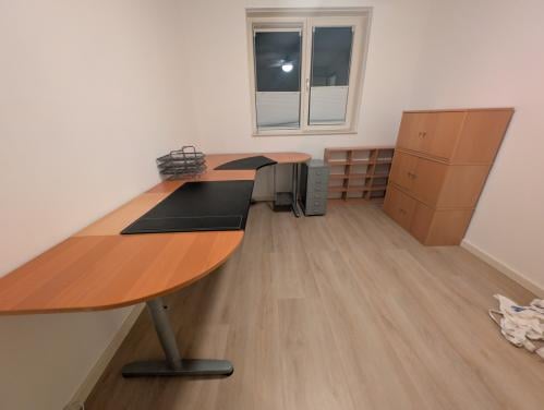 Thuiskantoor: Degelijk hoekbureau en kastjes