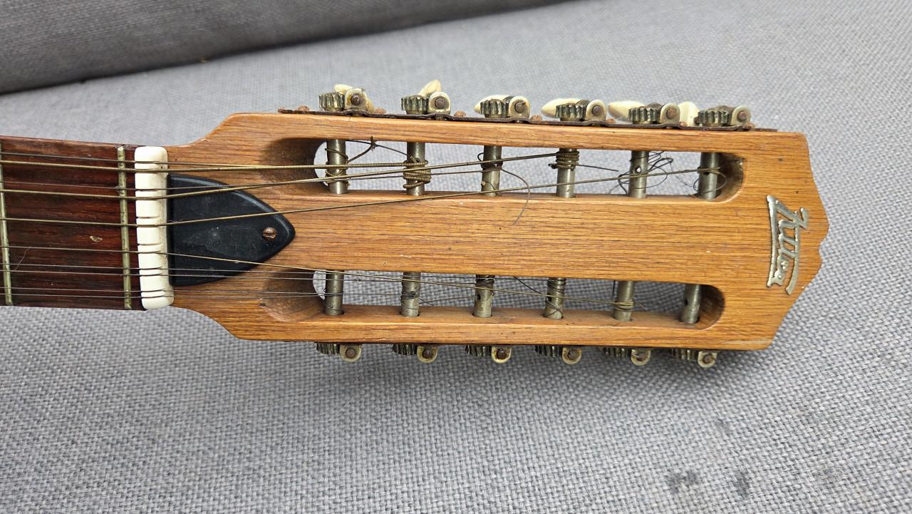 Vintage 12-snarige Westerngitaar ter versiering