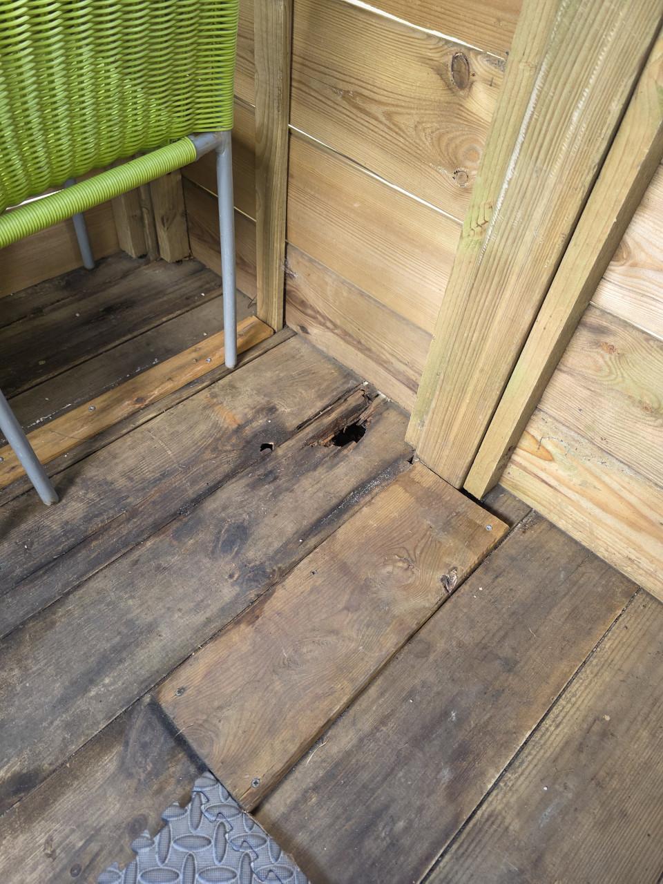 Gratis af te halen: Houten speelhuis met schommel en glijbaan
