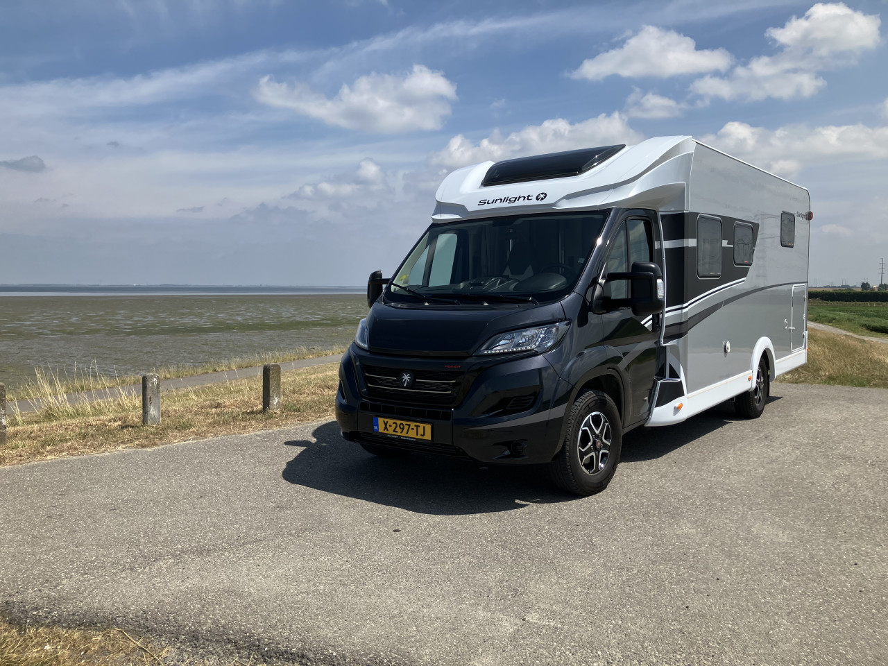 Prachtige 4 pers. camper Sunlight T68 Adventure Edition (automaat) te koop.