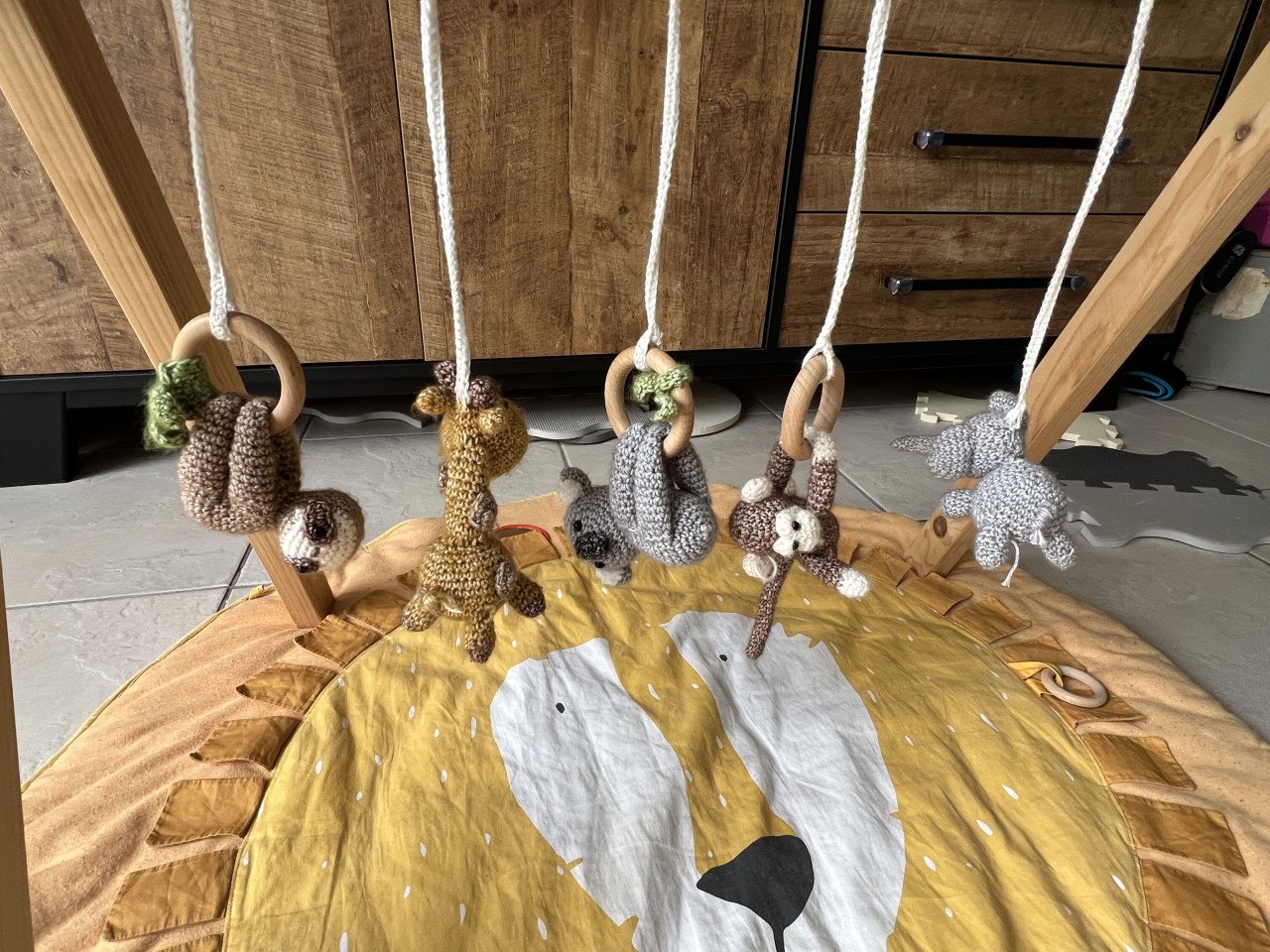 Houten Babygym met Leeuw speelmat van Trixie