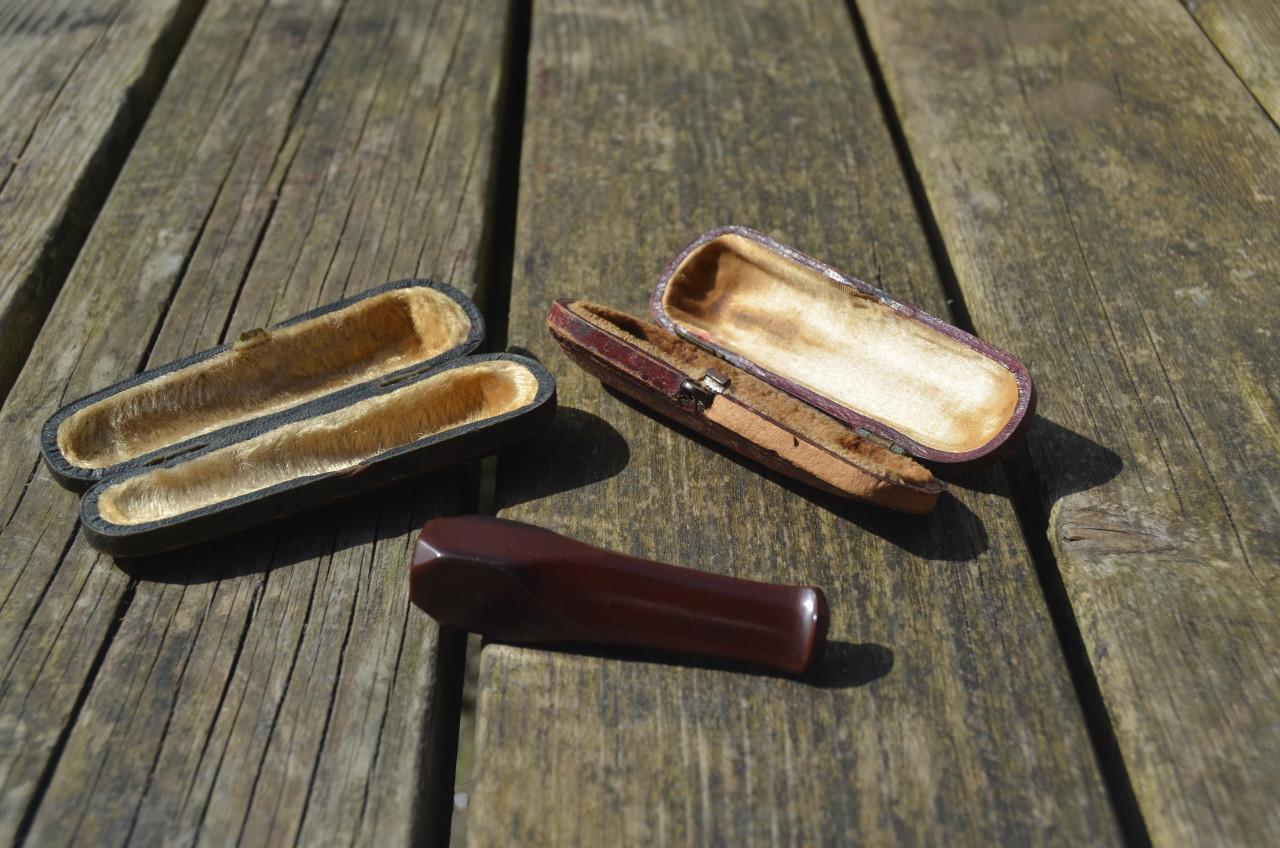 2 Antieke etuitjes voor rookwaar + pijpje