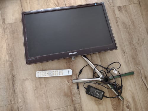 Nette Samsung HD tv met standaard. Samsung monitor led HDTV.