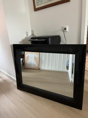 Spiegel met mooie brede houten lijst.