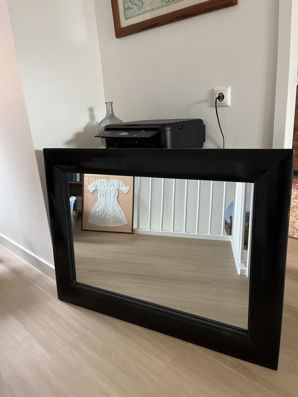 Spiegel met mooie brede houten lijst.