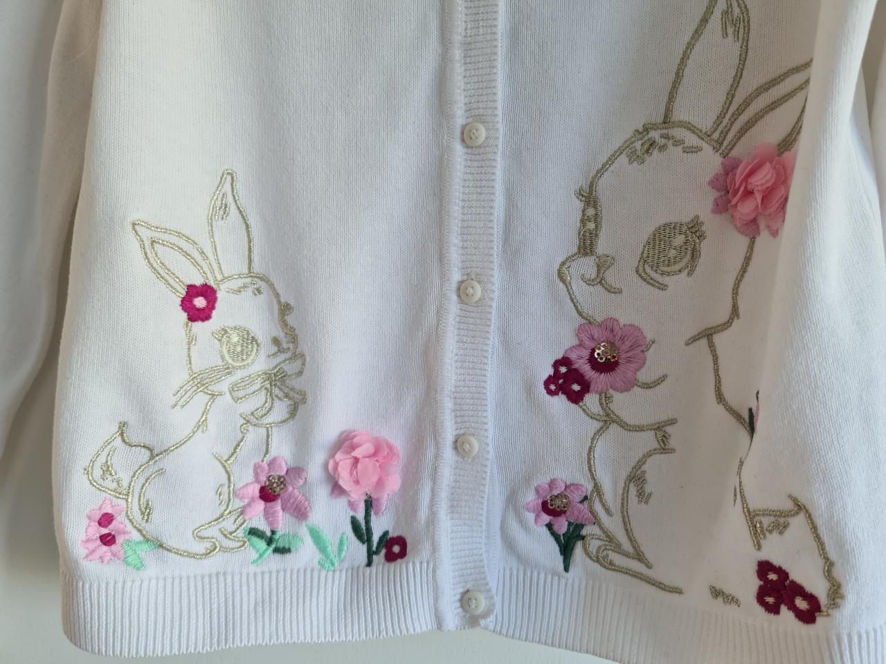 Heel leuk wit vestje met konijntjes en applicaties van C&A  Maat 128
