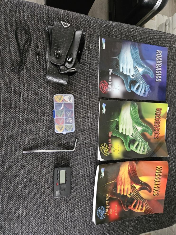 Ibanez RG 370 DX Met Versterker En Toebehoren Te Koop.