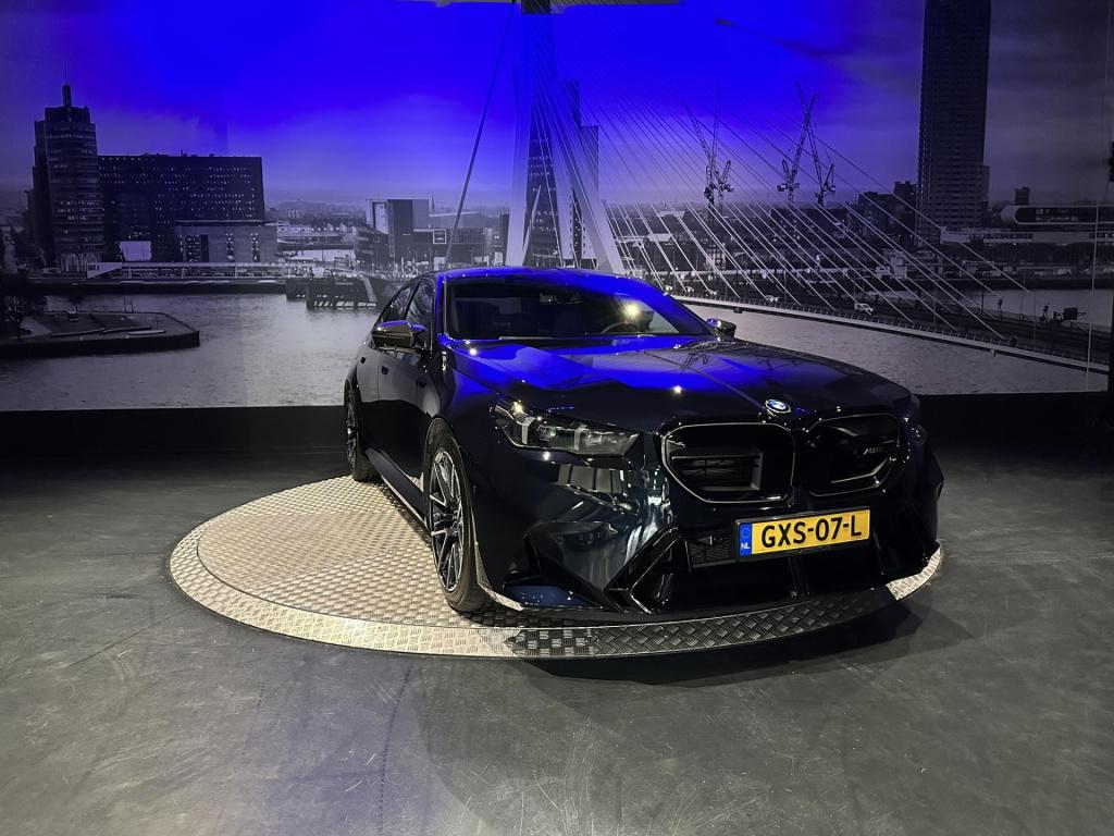 BMW M5 5-serie *limousine v8 m hybrid*carbon extr*b&w*alcantarahemel*nl-aut