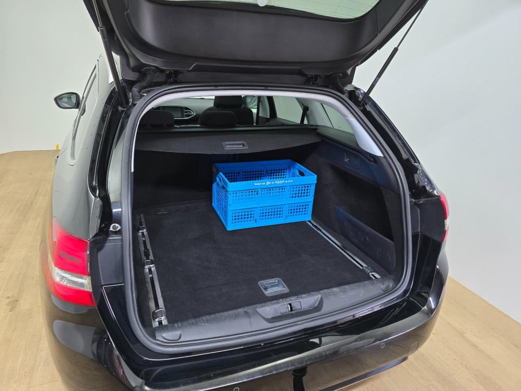 Peugeot 308 sw occasion stationwagen met trekhaak en grote kofferbak | twee