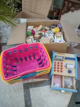 Winkeltje spelen.  Heel heel veel producten, mandjes en houten kassa