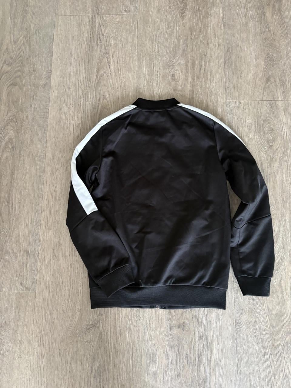 Puma jasje maat 140.