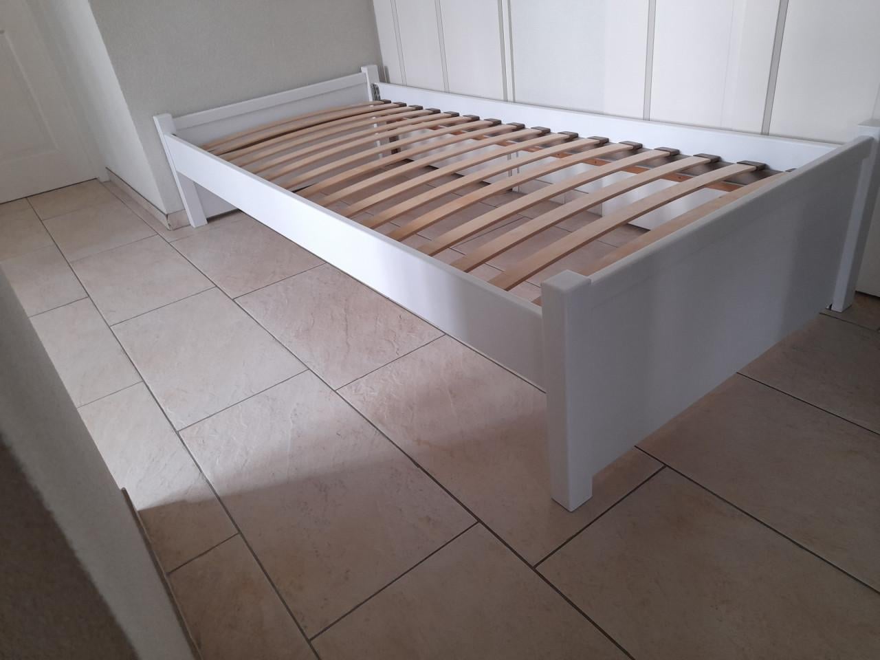 Wit houten  bed 90 x200  (in goede staat )
