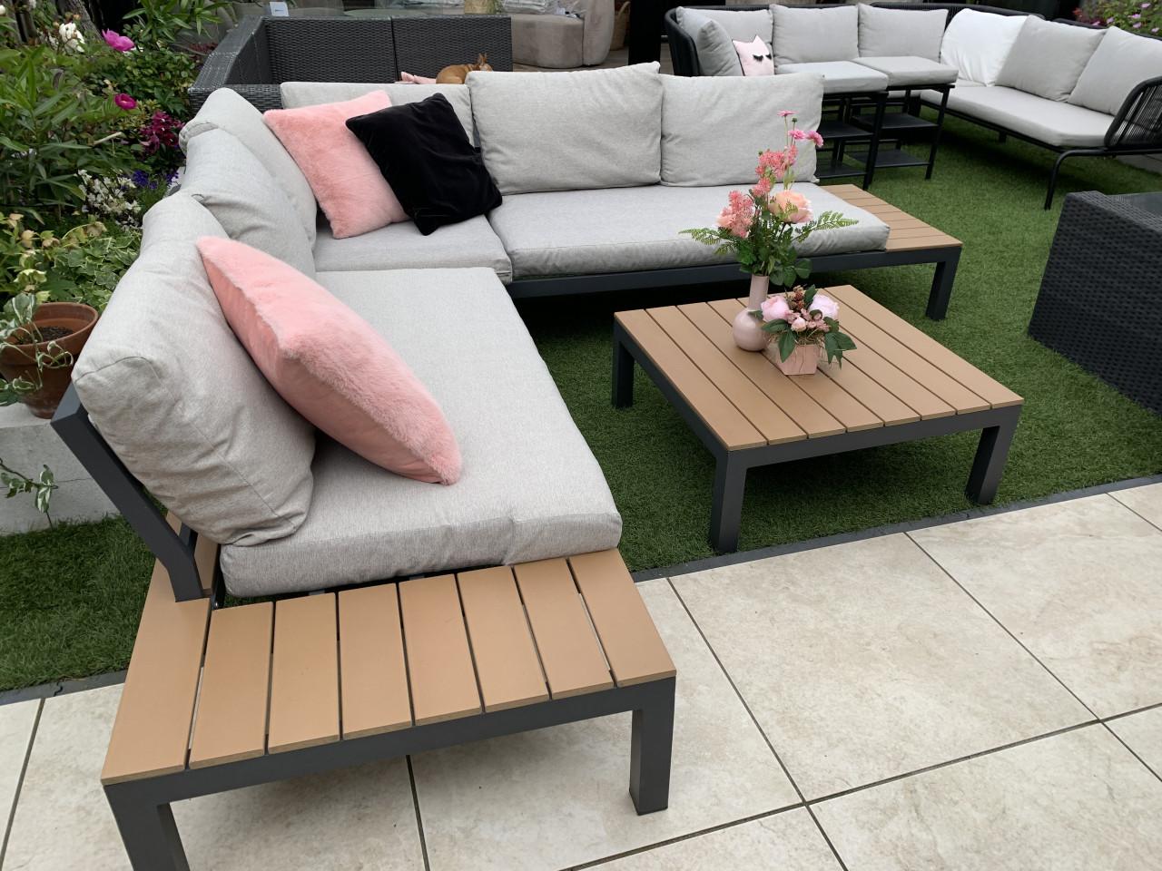Aluminium loungeset met houten accenten, kussens en tafel