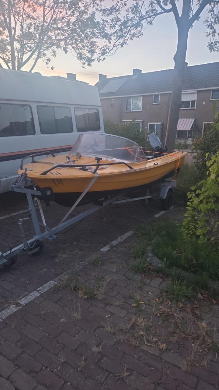 Leuk motorbootje met motor en trailer