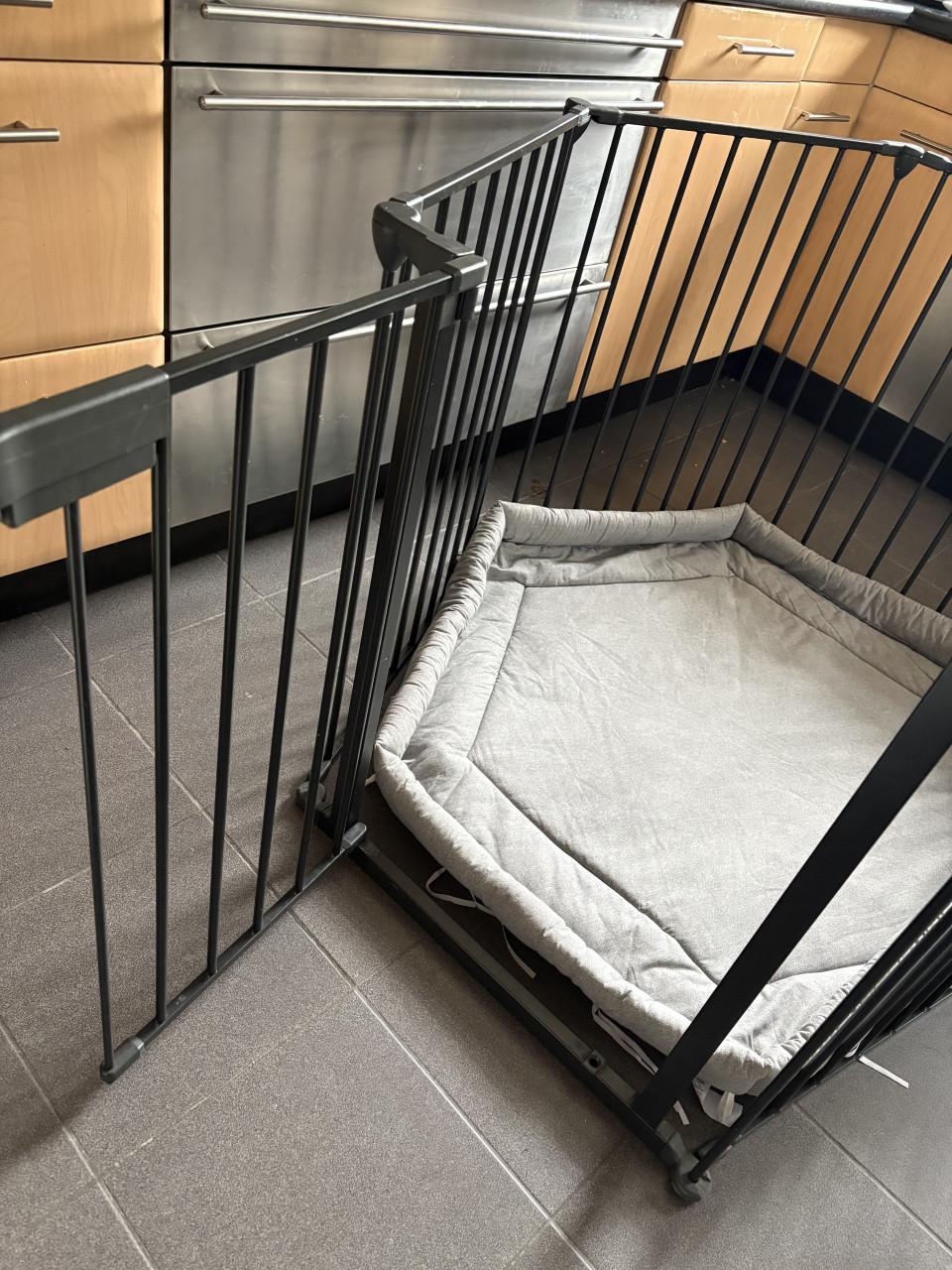 Zwarte metalen grondbox