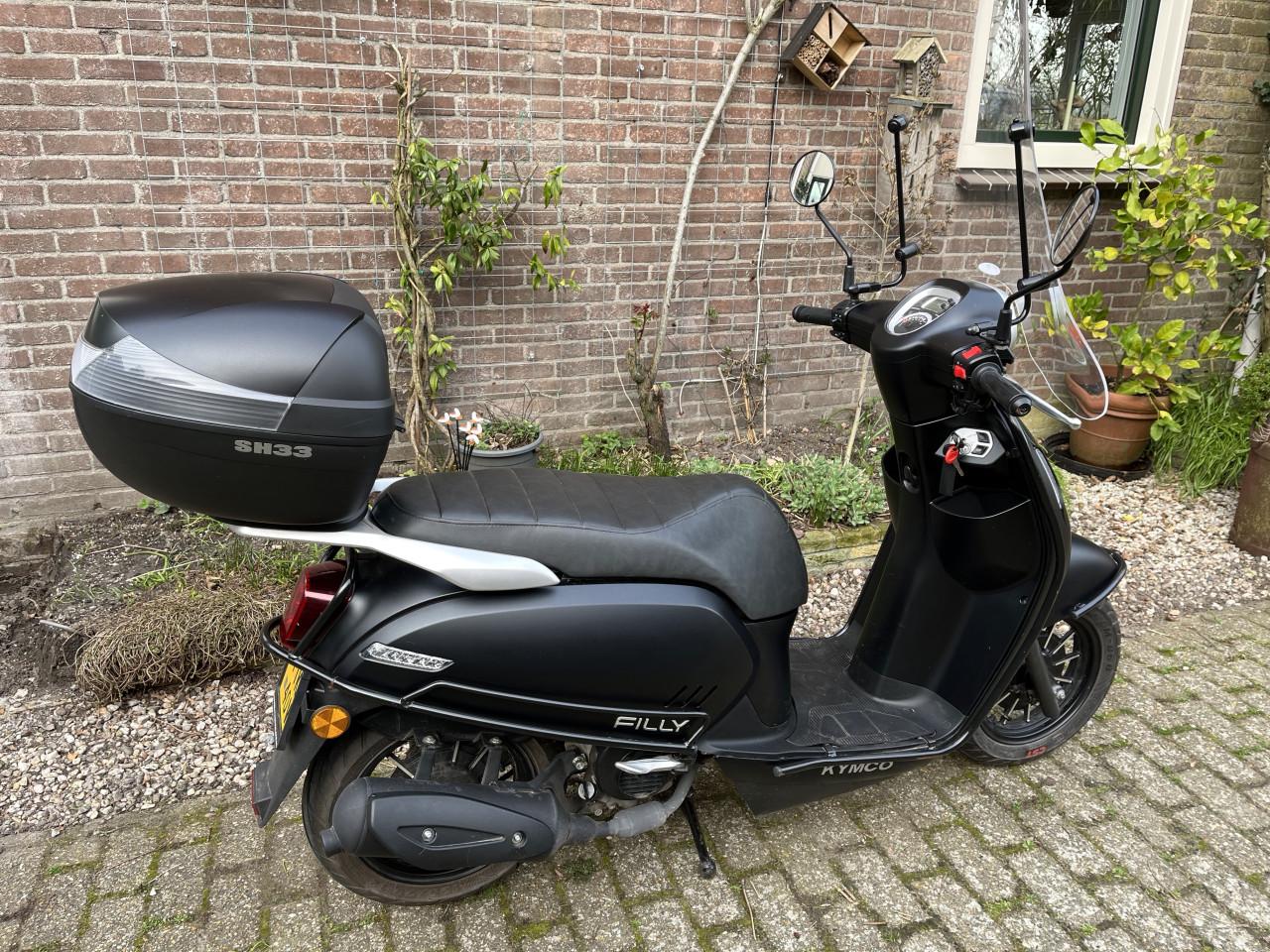 Scooter Kymco 4 takt (geel kenteken) Bijna nieuw. Veel opties.