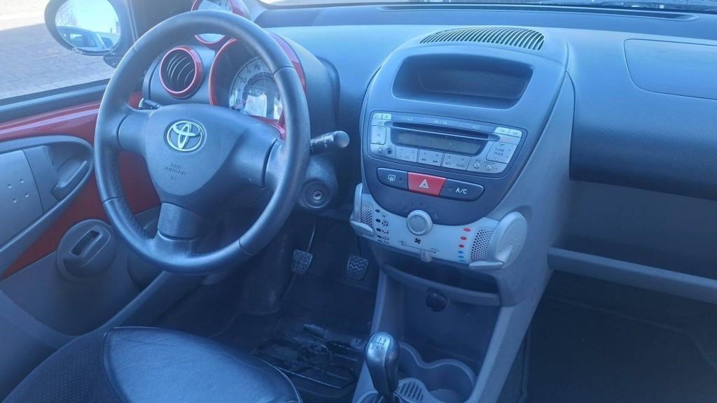 Toyota AYGO 1.0 12v Aspiration Red 5deurs bj:2010 airco leer apk 2027