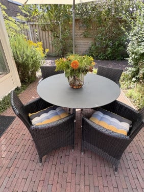 Wicker tuinset 4 stoelen + tafel – gezellig & stevig
