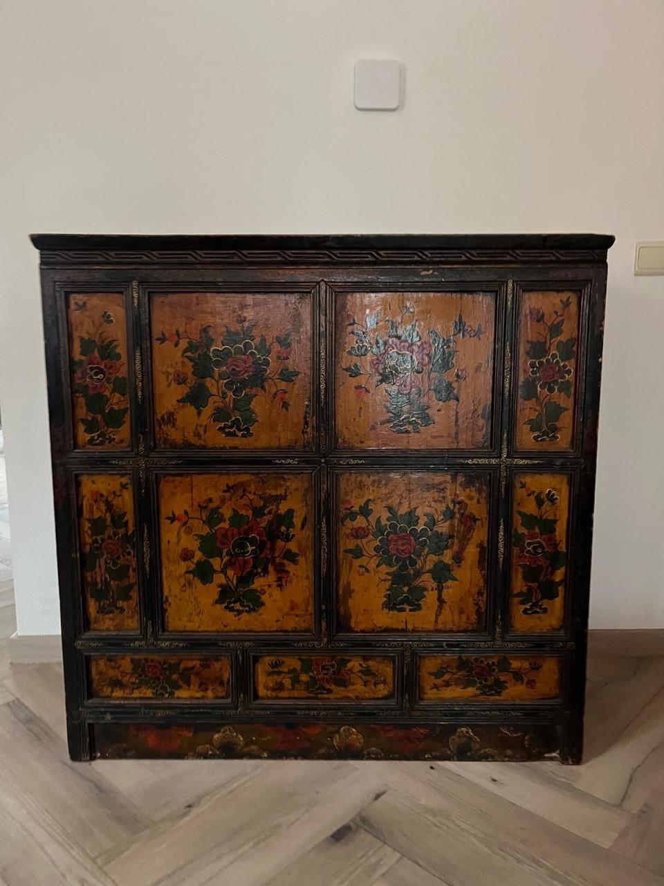 Veel tibetaanse en boedistische objecten.