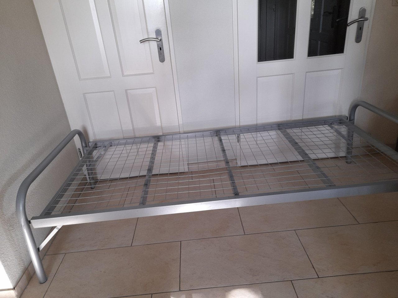 Bed met onderschuif bed (in goede staat )
